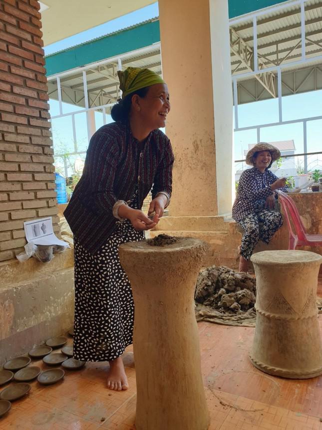 Phụ nữ Chăm làm gốm hoàn toàn bằng tay và đi giật lùi để tạo hình