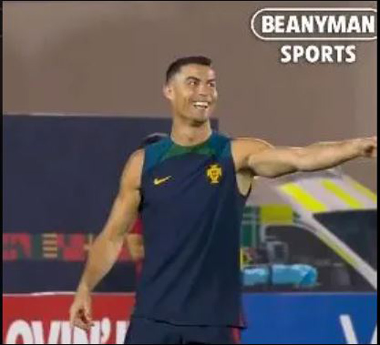 Ronaldo đánh đầu lừa một đồng đội ở ĐT Bồ Đào Nha rồi cười khoái chí