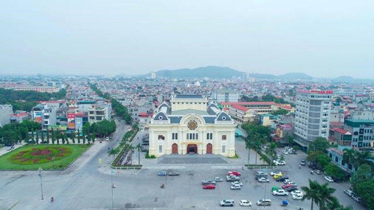 Bộ mặt thành phố, huyện, thị xã trong tỉnh Thanh Hoá ngày càng thay đổi hiện đại.

