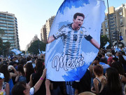 Bóng đá - Argentina vào tứ kết World Cup: &quot;Biển người&quot; ăn mừng như vô địch, tôn vinh Messi