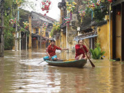 Tin tức trong ngày - Miền Trung hứng mưa lớn dồn dập, đã có người chết và mất tích