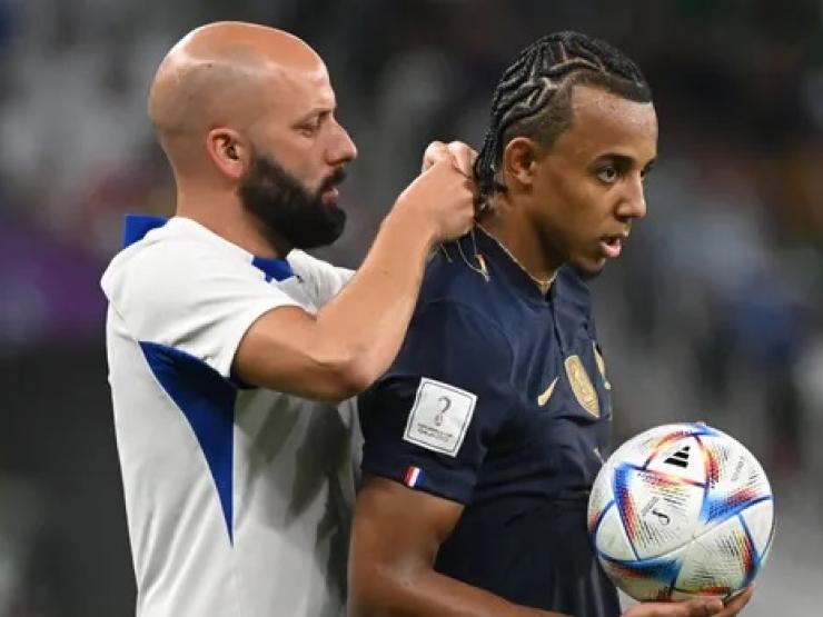 Ngôi sao đội tuyển Pháp bị bắt cởi vòng vàng: Cổ động viên nói gì?