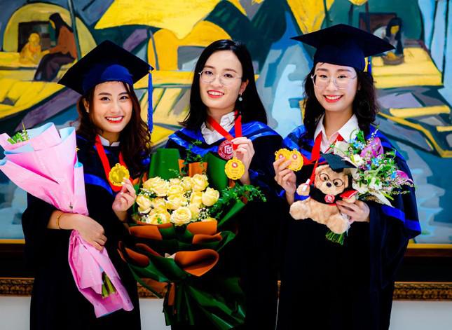 Nữ sinh Hà thành tốt nghiệp thủ khoa ĐH Ngoại thương với điểm tuyệt đối, IELTS 8.0 - 2