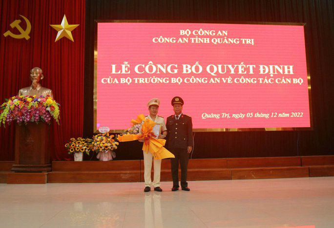 Thượng tá Lê Phi Hùng (bên trái), tân Phó Giám đốc Công an tỉnh Quảng Trị