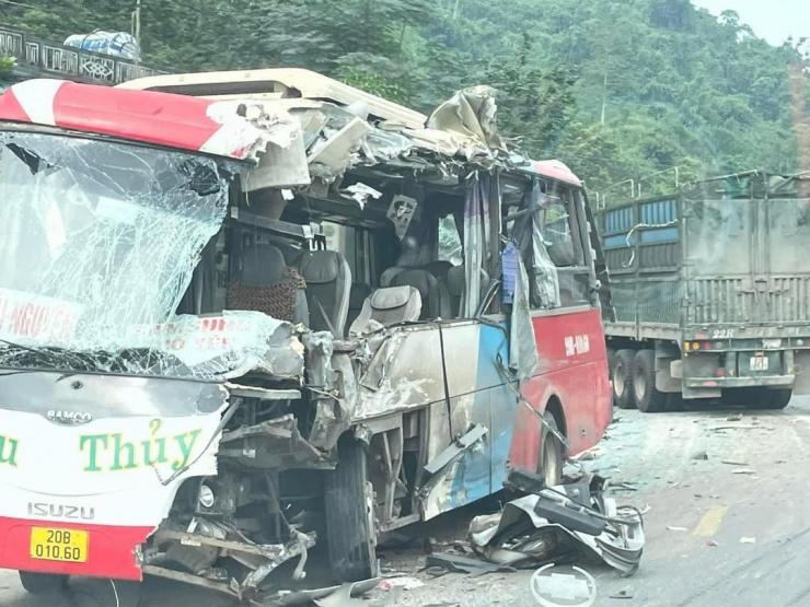 Xe khách va chạm khủng khiếp với xe tải, 2 người tử vong