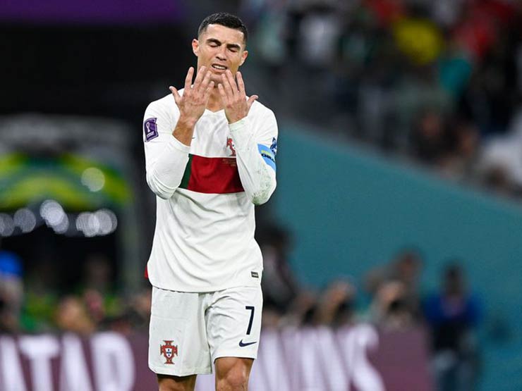 Ronaldo “đá như chấp người”, fan Bồ Đào Nha kêu gọi HLV Santos cho ngồi dự bị