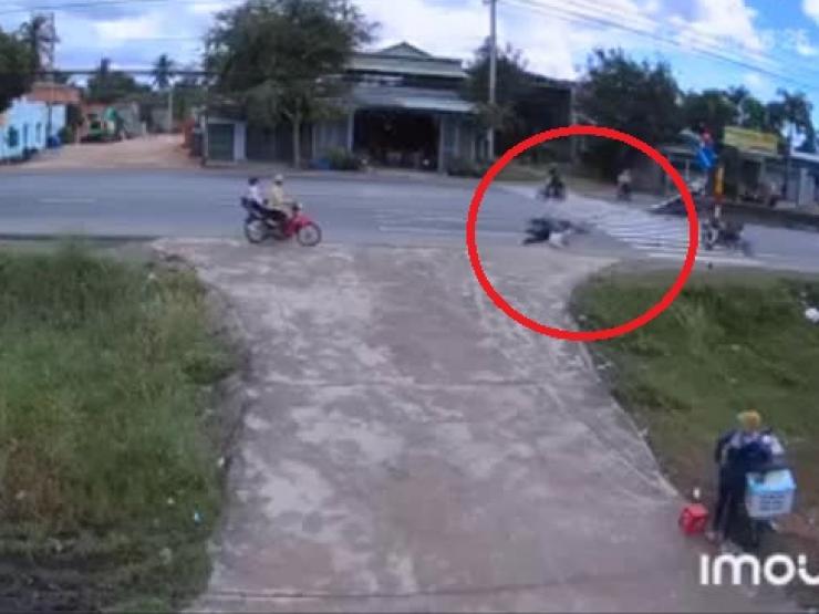 Clip: Phóng xe máy ”xé gió” tông văng xe sang đường, tài xế rước họa vào thân