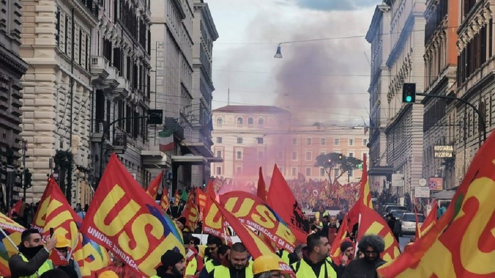 Người biểu tình xuống đường ở Rome, phản đối viện trợ vũ khí cho Ukraine (ảnh: RT)