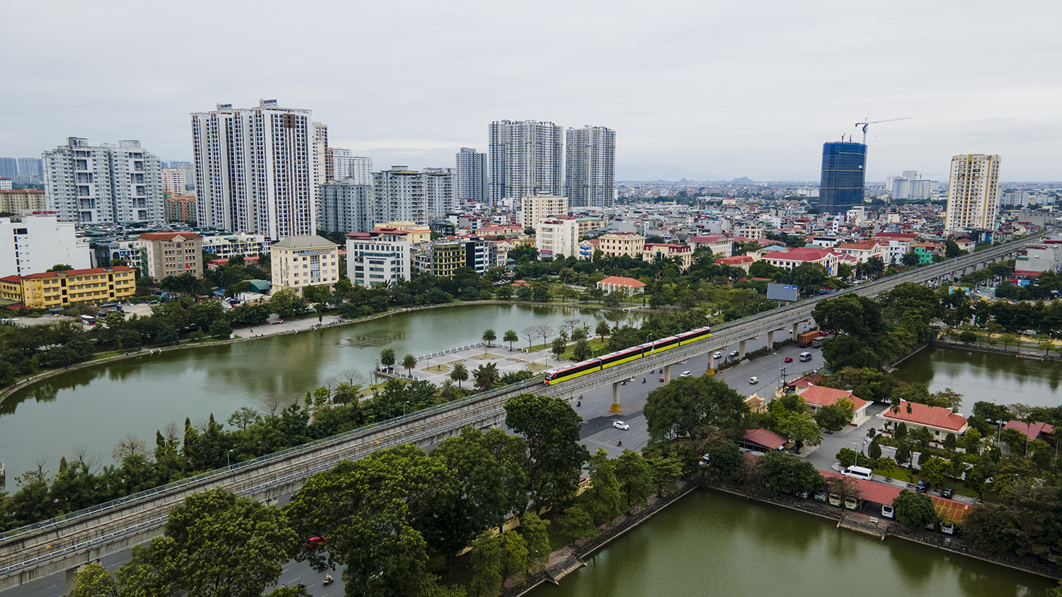 Flycam: 8 đoàn tàu tuyến Nhổn - Ga Hà Nội lăn bánh qua các tuyến phố - 6