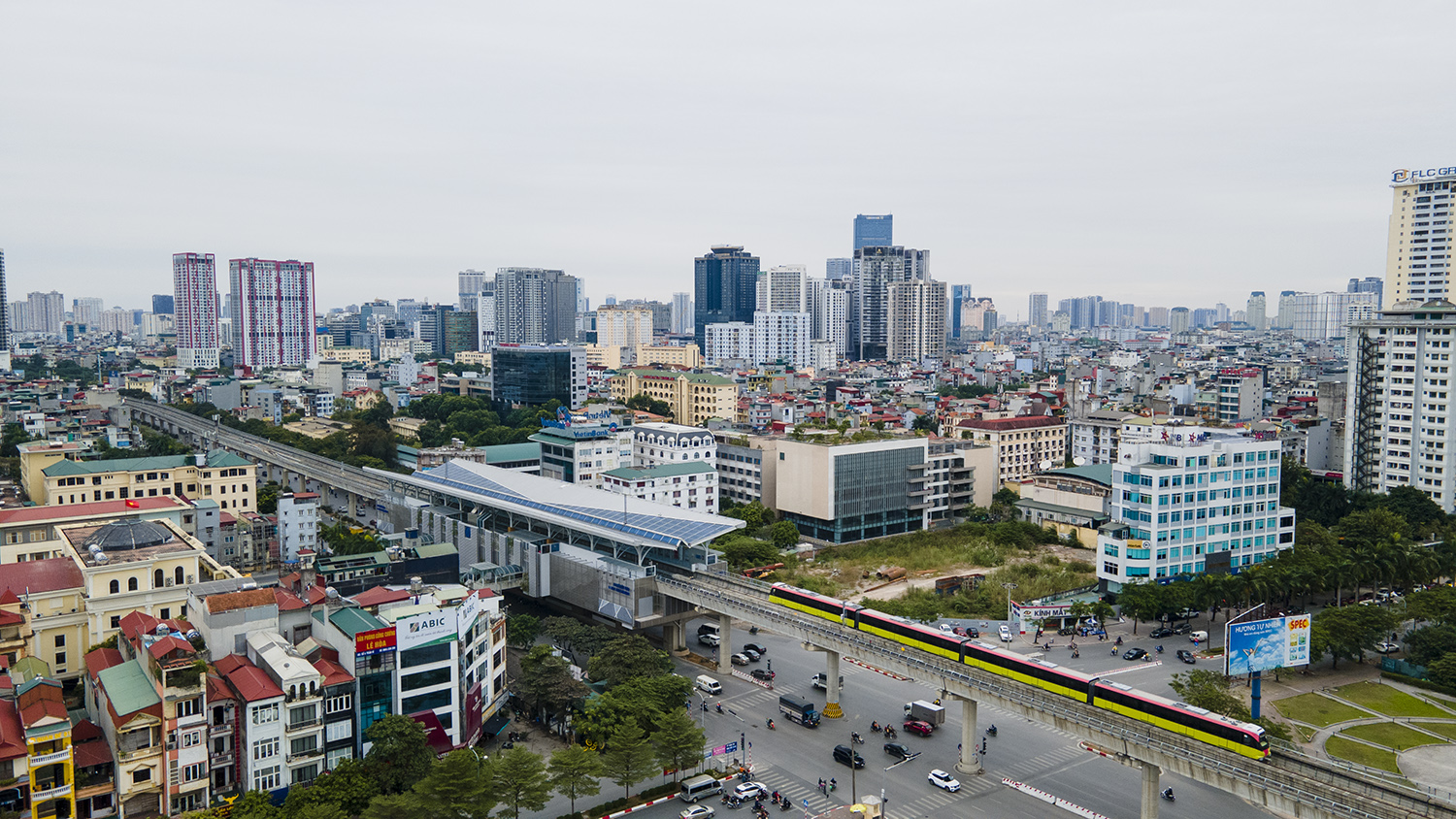 Flycam: 8 đoàn tàu tuyến Nhổn - Ga Hà Nội lăn bánh qua các tuyến phố - 8