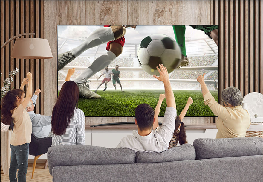 Những mẫu TV màn hình lớn để bạn và gia đình “cháy” cùng World Cup 2022 - 3