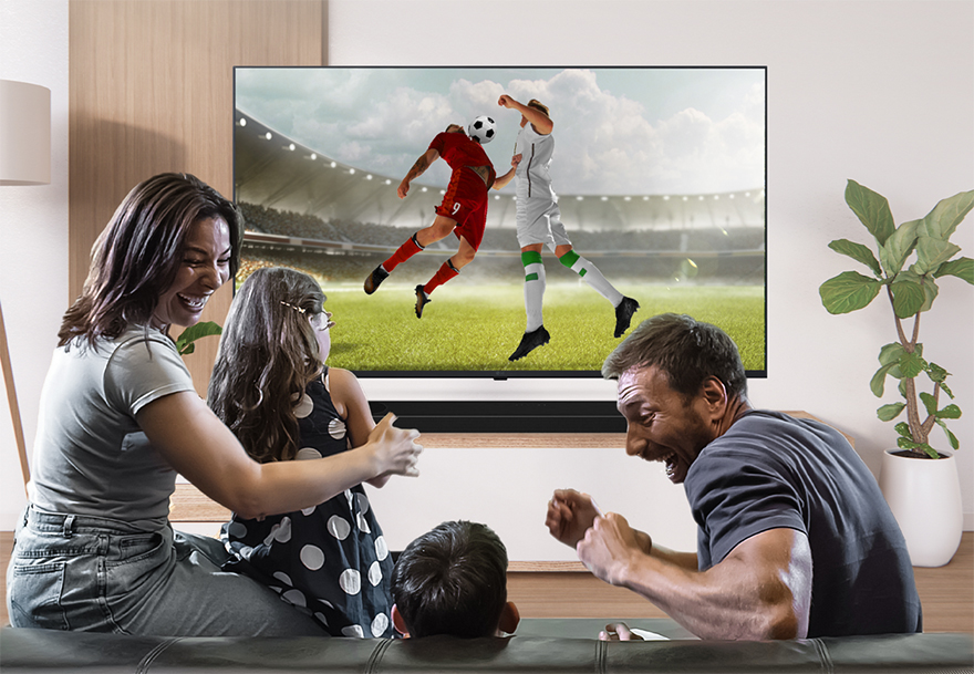 Những mẫu TV màn hình lớn để bạn và gia đình “cháy” cùng World Cup 2022 - 4