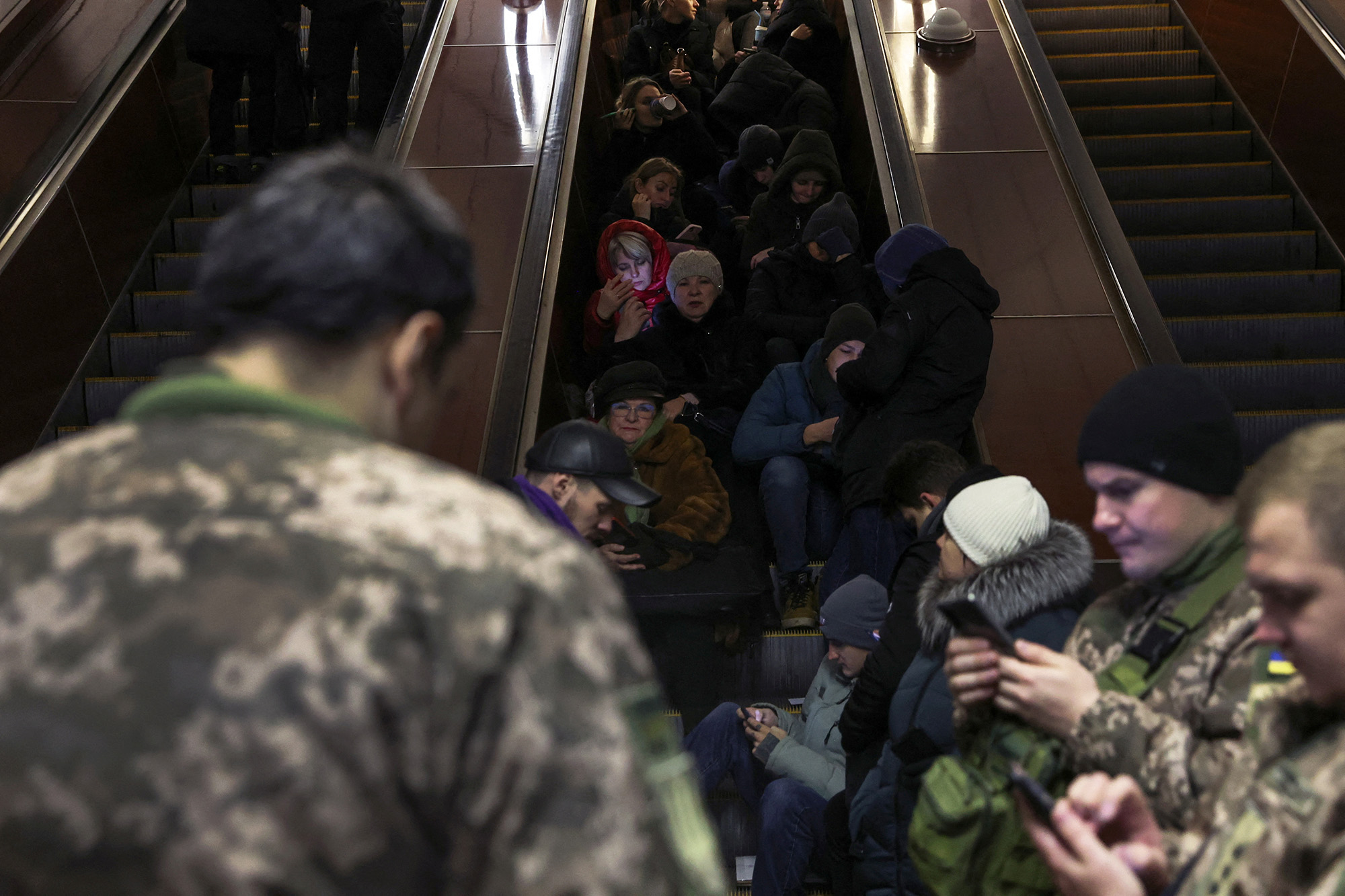 Người dân Kiev trốn trong ga tàu điện ngầm hôm 5/12 (ảnh: CNN)