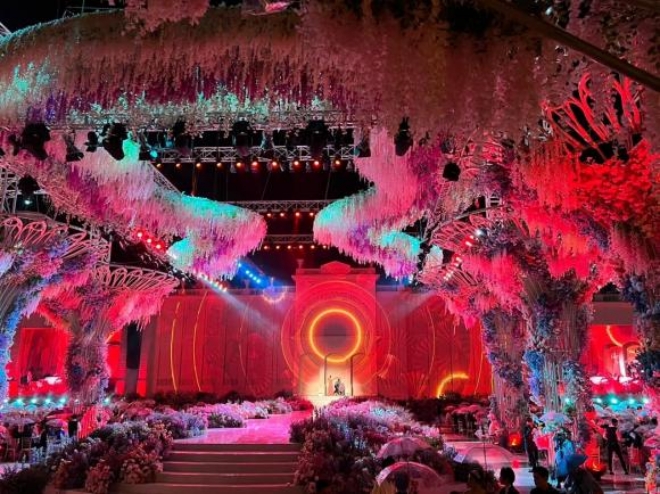 Tiệc cưới được tổ chức tại quảng trường biển Rạch Giá Kiên Giang, rộng hơn cả SVĐ Mỹ Đình