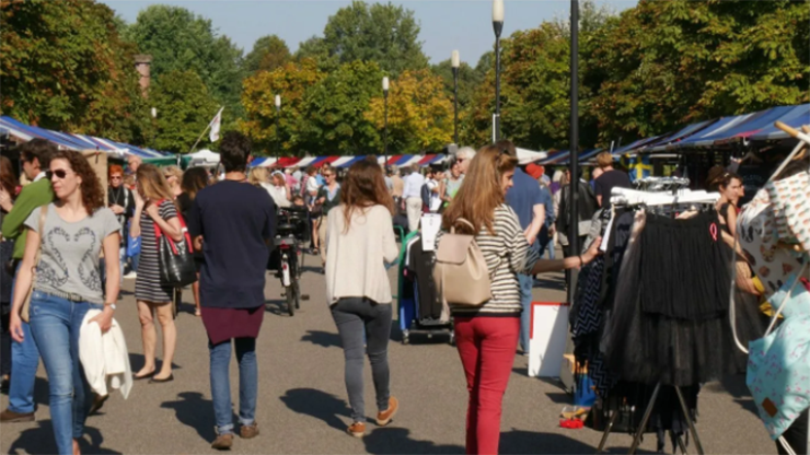 Ghé thăm một trong những khu chợ hipster nổi tiếng nhất ở Amsterdam, Pure Markt: Một hoạt động hoàn toàn độc đáo để trải nghiệm ở Amsterdam là các khu chợ hipster 100% hữu cơ, bền vững. Bạn có thể nếm thử những viên dừa được làm tại chỗ, bánh ngô chay hoặc bánh croquette Hà Lan với phô mai dê.&nbsp;
