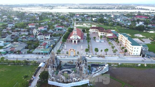 Ông Nguyễn Văn Chương – Ban hành giáo xứ An Nhiên cho biết, khoảng 5 ngày tới công trình hang đá chào mừng Giáng sinh sẽ hoàn thiện để mọi người đến xem và tham quan. Hang đá được người dân làm trong vòng hơn 1 tháng qua. “Ai cũng háo hức và mong chờ ngày hang đá hoàn thiện để vào cùng chiêm ngắm vào dịp lễ Giáng sinh”, ông Chương chia sẻ.