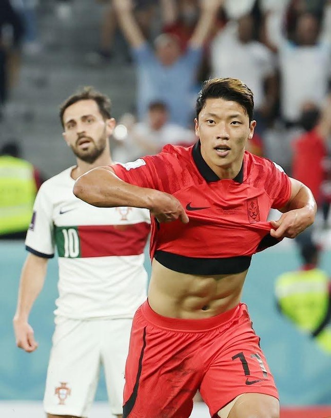 Hwang Hee Chan ghi bàn thắng quyết định giúp Hàn Quốc bước tiếp vào vòng 16 đội. Ảnh: Báo Kyung Hyang.