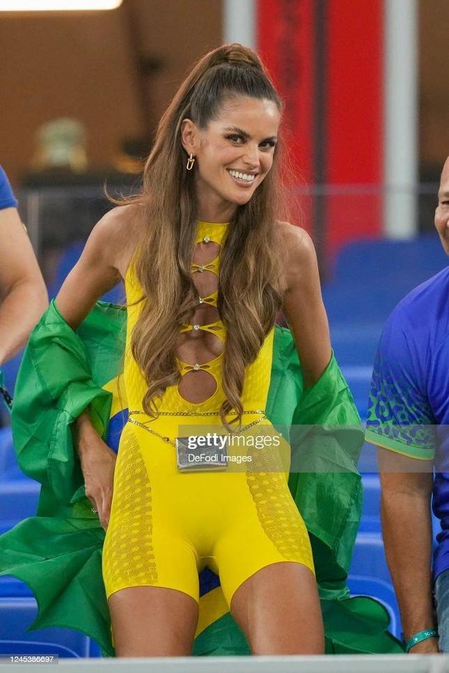 Cựu thiên thần Victoria's Secret Izabel Goulart “đốt cháy” khán đài sân 974 khi mặc gợi cảm trong trận đấu giữa Hàn Quốc và Brazil. Izabel Goulart mặc đồ bó sát, cắt xẻ táo bạo và khoác cờ Brazil thu hút sự chú ý của mọi người xung quanh. Ảnh: Getty.