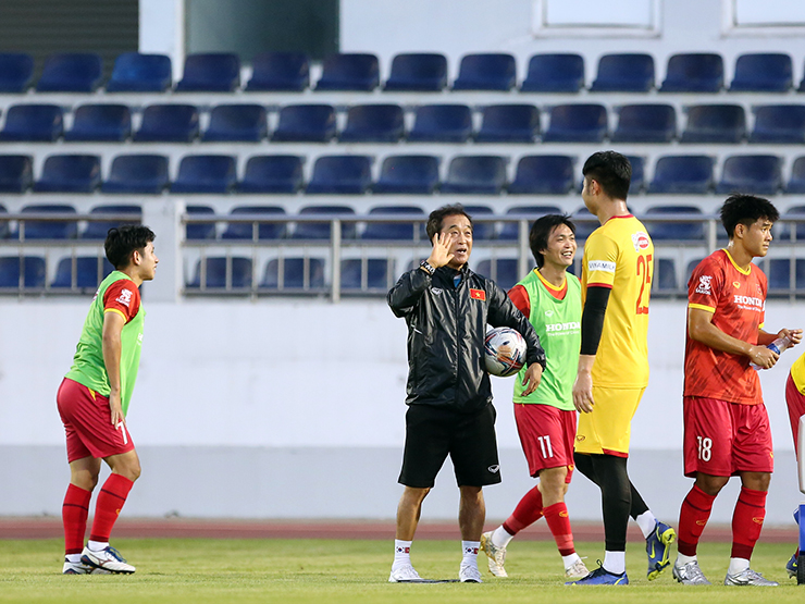 Vắng thầy Park, ĐT Việt Nam rèn ”bài tủ” sắp đấu AFF Cup ra sao?