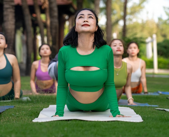 Những năm trở lại đây, sao nữ quê Hải Phòng còn kinh doanh mỹ phẩm, làm HLV yoga. 
