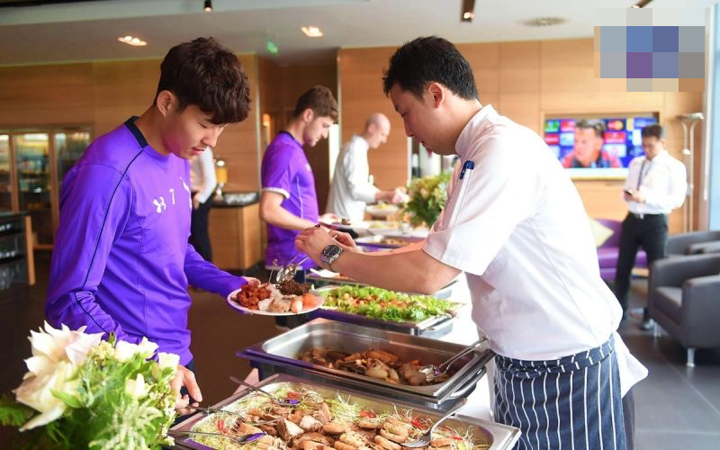 Son Heung Min áp dụng chế độ ăn uống và tập luyện nghiêm khắc để có được thể lực và phong độ&nbsp;tốt nhất trước khi ra sân.