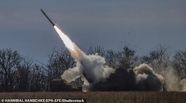 Pháo phản lực HIMARS khai hỏa gần Kherson vào tháng trước.