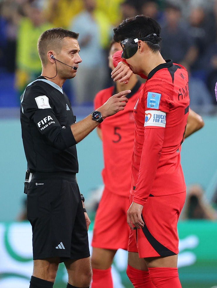 Son Heung Min phàn nàn với trọng tài chính Clement Turpin về quả phạt đền mà Brazil được hưởng