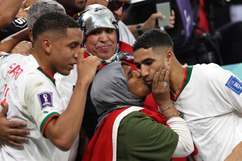 Hậu vệ Achraf Hakimi&nbsp;của đội tuyển Morocco chia sẻ chiến thắng với mẹ sau trận đấu với đội tuyển Bỉ (ảnh: Al Jazeera)
