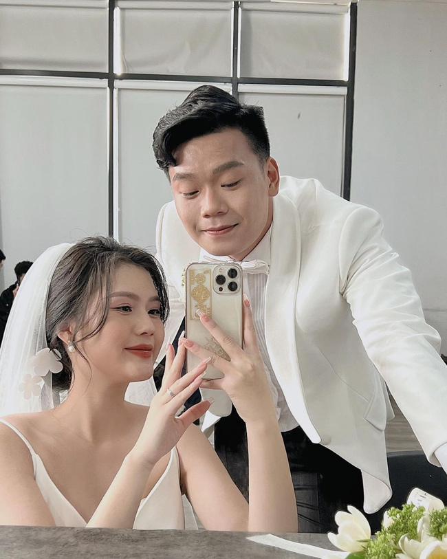 Cầu thủ Thành Chung và cô vợ hot girl Ngô Tố Uyên kết hôn vào năm 2022 sau 5 năm yêu nhau. 
