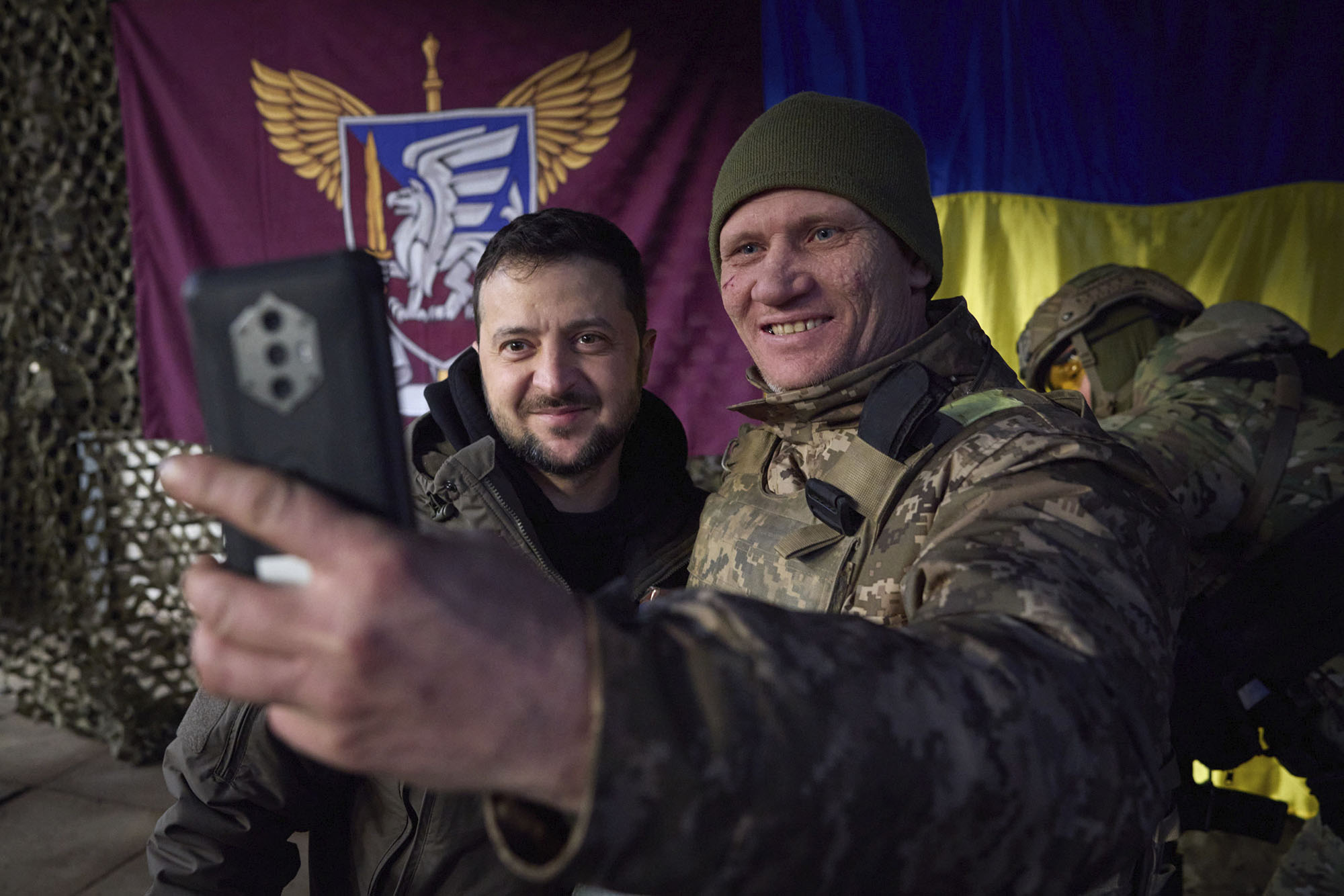 Ông Zelensky đến Donetsk, chụp ảnh chung cùng binh sĩ (ảnh: CNN)