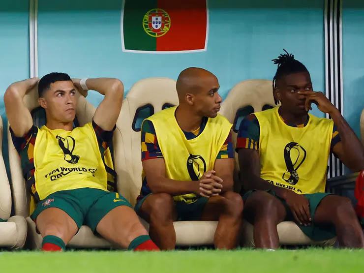 Ronaldo không hề vui khi bị đẩy lên ghế dự bị ở tuyển Bồ Đào Nha