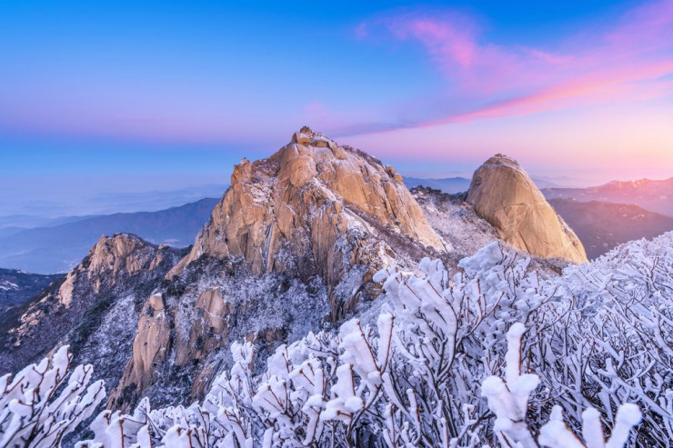 Khung cảnh tuyệt đẹp của vườn quốc gia Bukhansan khi phủ đầy tuyết. Ảnh:&nbsp;national-parks.