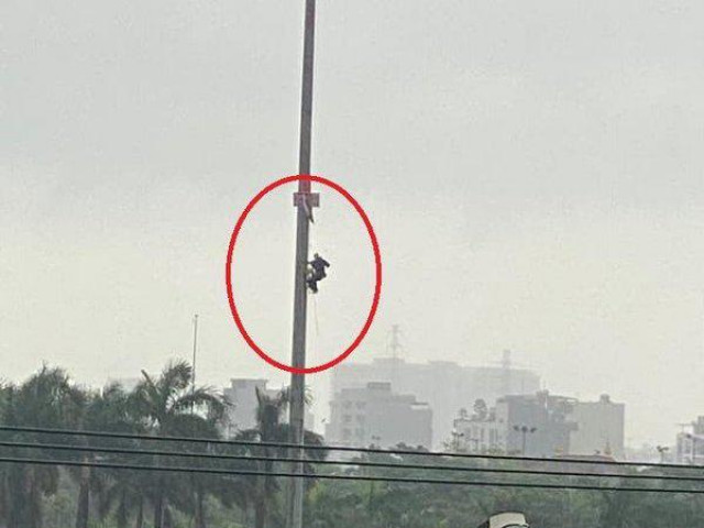 TP.Đà Nẵng: Người đàn ông trèo lên cột cờ 2/9 phát livestream