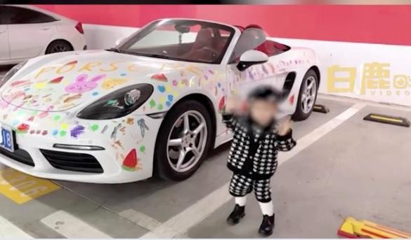 Bà mẹ Trung Quốc cho con 2 tuổi vẽ đầy siêu xe Porsche - 1