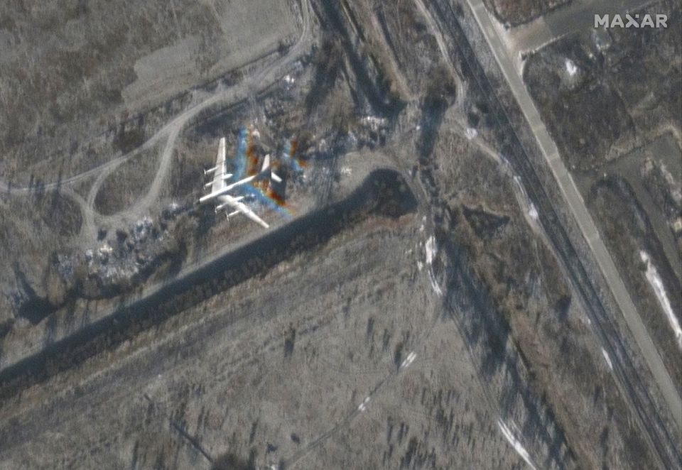 Ảnh vệ tinh cho thấy máy bay ném bom hoạt động tại căn cứ không quân Engels của Nga hôm 3/12 (ảnh: Reuters)