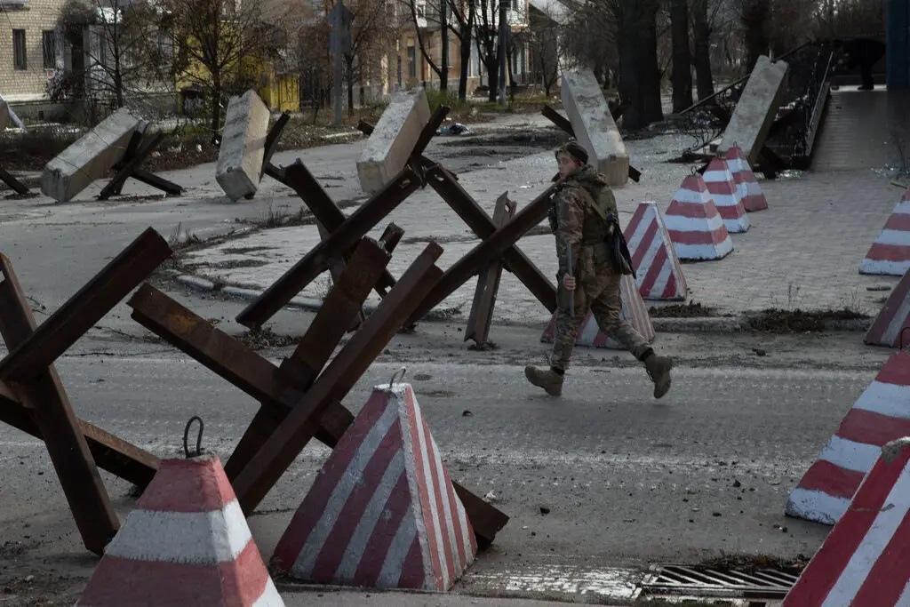 Những con đường có rào chắn ở thành phố Bakhmut, Donetsk, vào tuần trước. Ảnh: NYT
