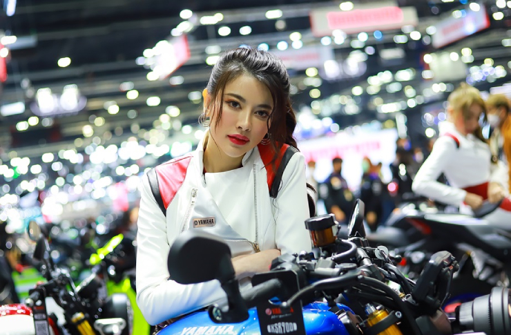Mang vẻ đẹp của nữ thần chế ngự trên mô tô Suzuki. 
