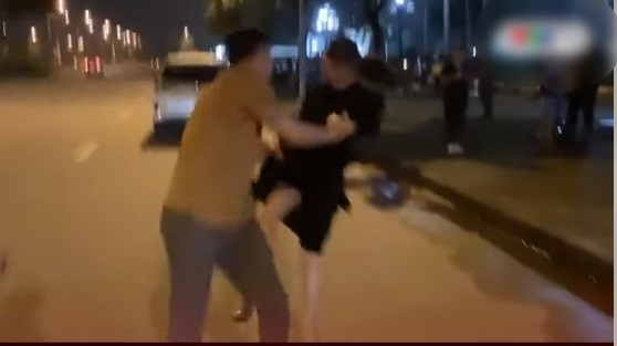 Clip hậu trường Việt Anh và "vợ mới" cãi nhau giữa đường lúc nửa đêm - 2