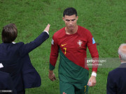 Bóng đá - Ronaldo giận dỗi vì dự bị: Bỏ về sớm mặc đồng đội tri ân fan, bị chê bai thậm tệ