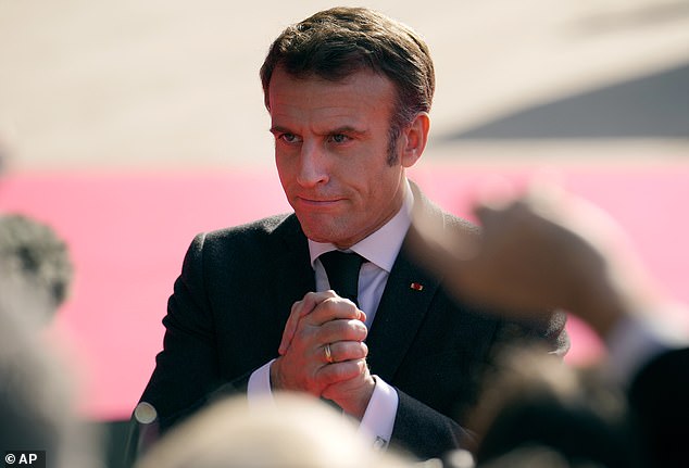 Tổng thống Pháp Emmanuel Macron tin tưởng vào khả năng đội tuyển Pháp đánh bại Anh tại tứ kết World Cup.