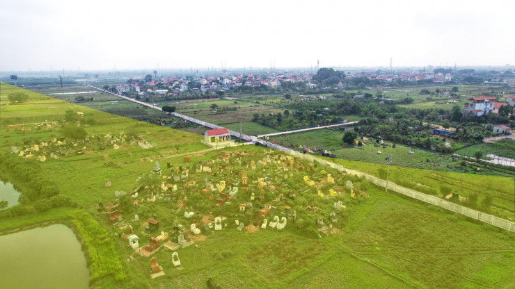 Một khu nghĩa trang tại xã Văn Bình, huyện thường Tín phải di dời hoàn toàn để nhường đất xây đường vành đai 4 (vùng màu vàng). Ảnh: Ngọc Tân