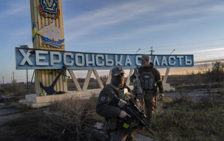 Binh sĩ Ukraine đứng cạnh tấm biển có dòng chữ “Vùng Kherson” ở ngoại ô thành phố Kherson, miền nam Ukraine hôm 14- 11. Ảnh: AP
