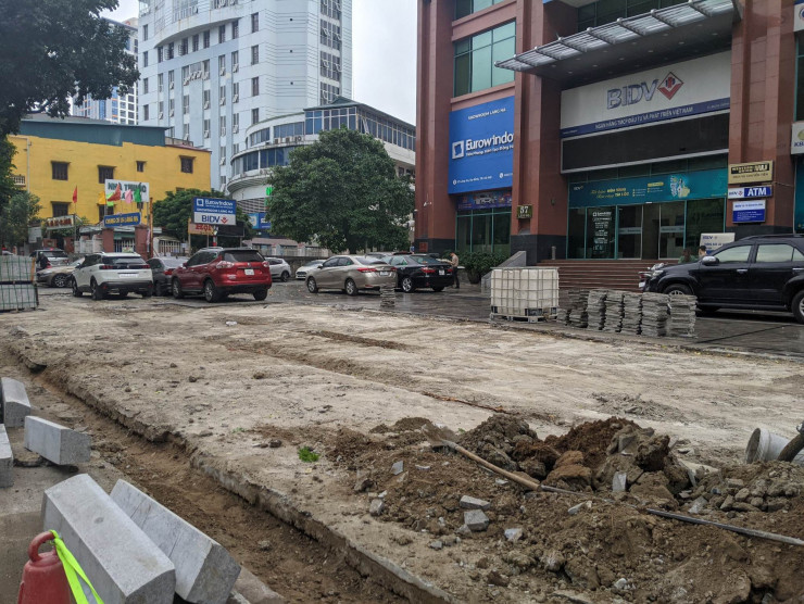 Một tuyến phố ở Hà Nội đang chuẩn bị được lát lại vỉa hè