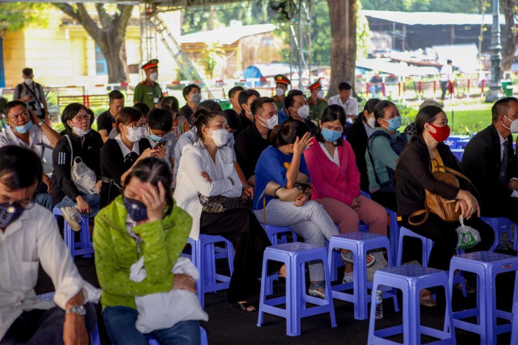 Bị hại cùng người có quyền lợi và nghĩa vụ liên quan chứng kiến phiên xét xử trong sáng ngày 8-12.