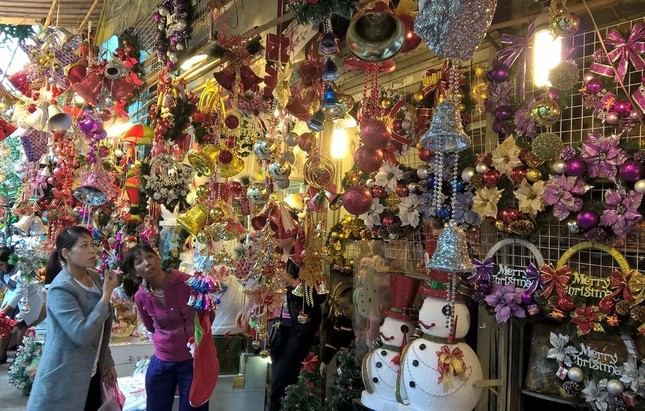 Còn hơn 2 tuần nữa sẽ đến lễ Giáng sinh, thời điểm này, không khí mua sắm đồ trang trí của người dân tại TPHCM đã rất nhộn nhịp.