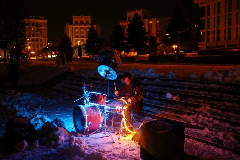 Người đàn ông chơi trống giữa giá lạnh ở Kiev (ảnh: Reuters)