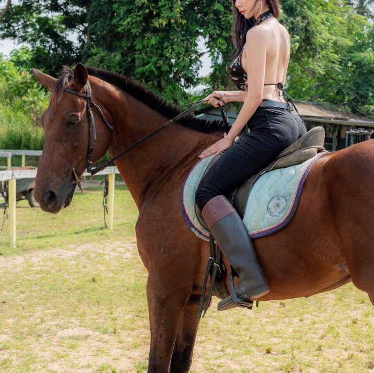 Những trang phục gọn gàng, tôn dáng và năng động vẫn là những gợi ý được ưu tiên khi cưỡi ngựa. 
