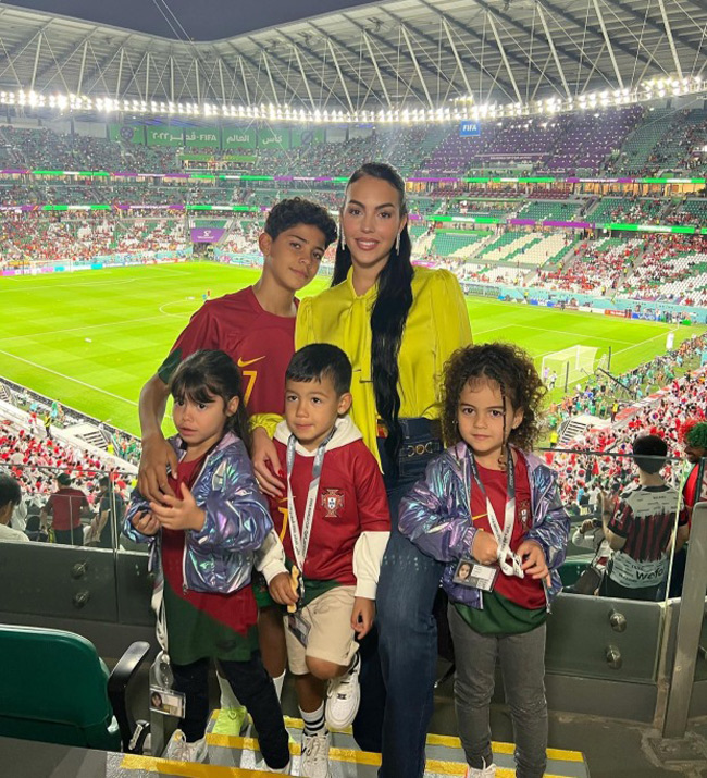 Cô cũng dẫn theo những người con tới sân vận động để trực tiếp xem những trận đấu của đội tuyển Bồ Đào Nha.
