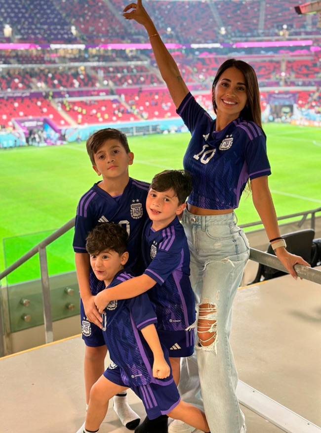 Trong khi đó, bà xã của Messi lại chọn lựa thời trang vừa năng động vừa trẻ trung khi cùng 3 cậu con trai tới sân cổ vũ cho đội tuyển Argentina.
