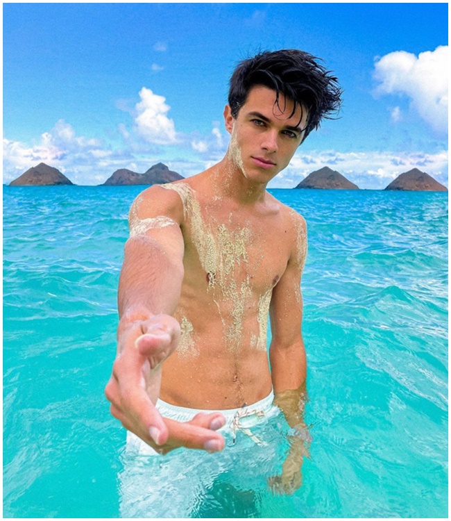 Brent Rivera là một diễn viên kiêm nhân vật truyền thông xã hội người Mỹ. Chàng trai 24 tuổi này sở hữu fan hâm mộ rất lớn trên các nền tảng Instagram, TikTok và YouTube.
